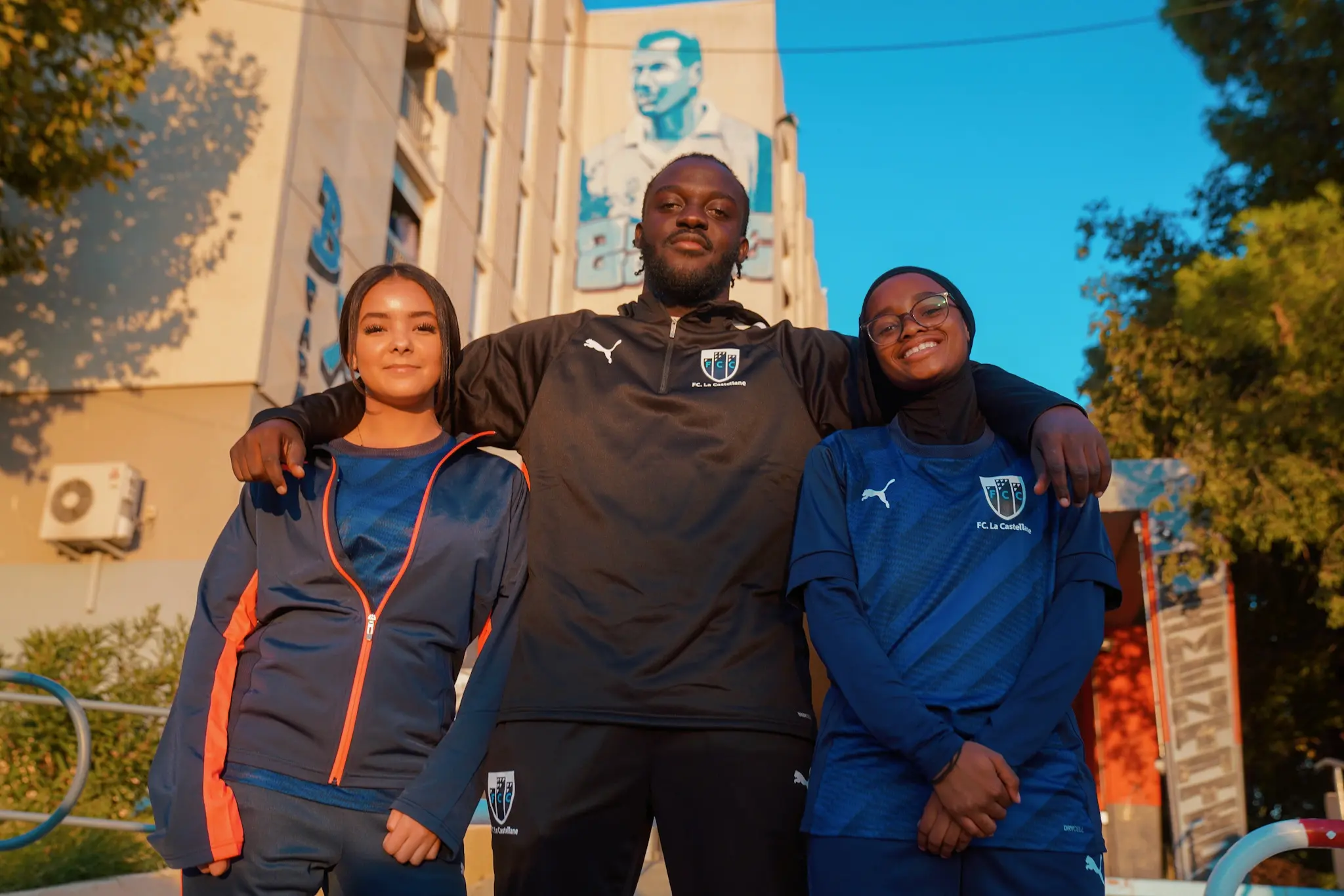 Image d'un coach du Fc la castellane avec des joueuses du club